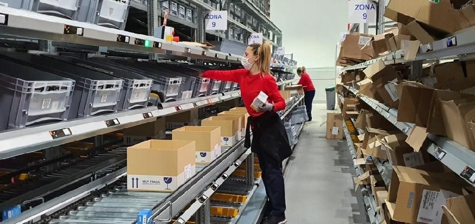 Trabajadora en un almacén logístico Picking Farma vs Covid-19: prevé un alza del 11% en sus ventas en 2020, hasta 24,5 millones